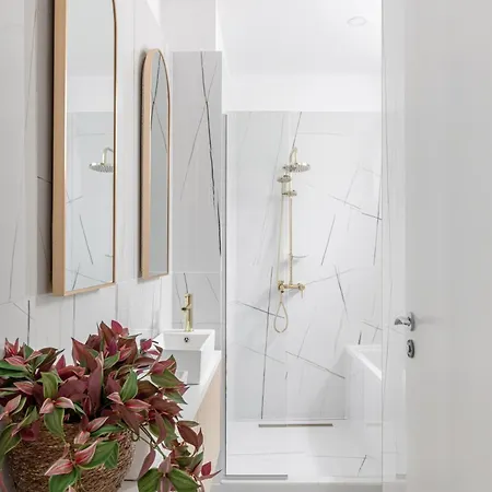 Holt Luxury Piata Romana 2br Urban Sanctuary Lägenhet Bukarest